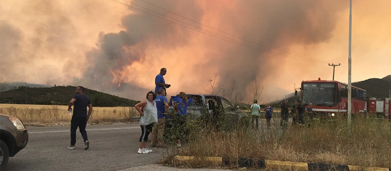 Φωτιά στα Βίλια: Στρόβιλος φωτιάς εκτόξευσε κορμό δέντρου προς τους πυροσβέστες (βίντεο)